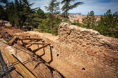 José Luis Corral y Fernando Cobos explican los hallazgos en la muralla junto al Castillo. MARIO TEJEDOR