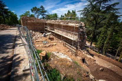 José Luis Corral y Fernando Cobos explican los hallazgos en la muralla junto al Castillo. MARIO TEJEDOR