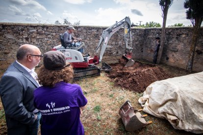 Trabajos de búsqueda de restos de asesinados y enterrados en el cementerio de Las Casas en la Guerra Civil.-GONZALO MONTESEGURO