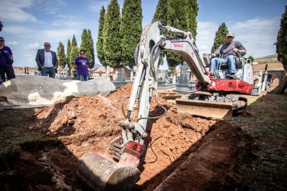 Trabajos de búsqueda de restos de asesinados y enterrados en el cementerio de Las Casas en la Guerra Civil.-GONZALO MONTESEGURO