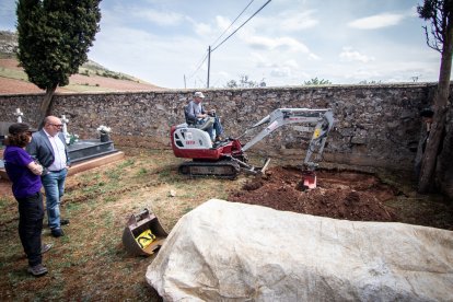 Trabajos de búsqueda de restos de asesinados y enterrados en el cementerio de Las Casas en la Guerra Civil.-GONZALO MONTESEGURO