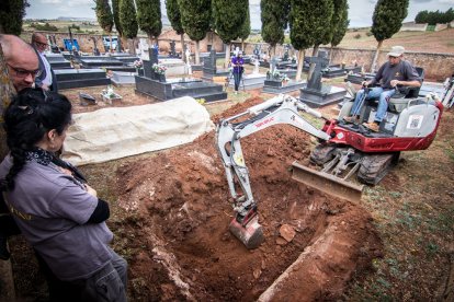 Trabajos de búsqueda de restos de asesinados y enterrados en el cementerio de Las Casas en la Guerra Civil.-GONZALO MONTESEGURO