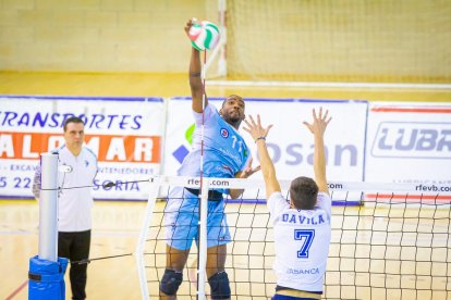 Rio Duero Voley vs Rotogal Boiro. MARIO TEJEDOR (47)