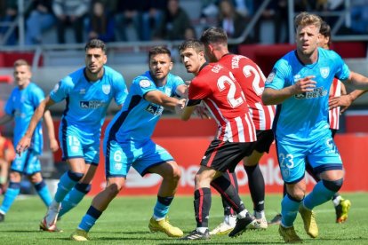 El Numancia gana en Lezama y se aleja del descenso. ÁREA 11