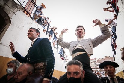 Ventura y Leonardo saliendo por la puerta grande.-GONZALO MONTESEGURO