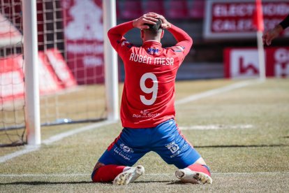 El Numancia no pasó del empate a cero ante el Atlético Baleares en un encuentro con dos partes bien diferentes. Una primera en la que prácticamente no pasó nada y una segunda en la que con los cambios se reactivó el equipo rojillo, especialmente con la entrada al terreno de juego de Tamayo. Los baleares pidieron tarjeta roja a Valín en la primera parte y en la segunda se quejaron de un gol anulado por fuera de juego. G. MONTESEGURO