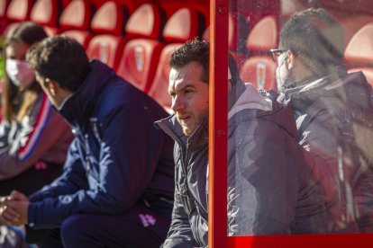 Diego Martínez en el banquillo numantino durante el partido ante el Teruel. MARIO TEJEDOR