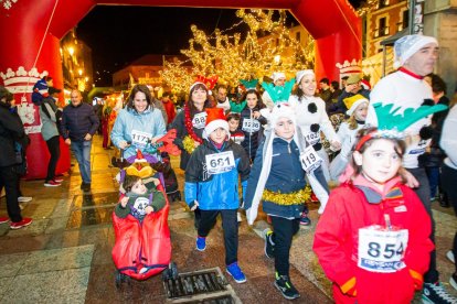 Participantes en la Carrera de Navidad de Soria. MARIO TEJEDOR (59)