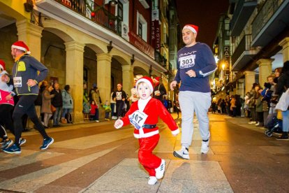 Participantes en la Carrera de Navidad de Soria. MARIO TEJEDOR (73)