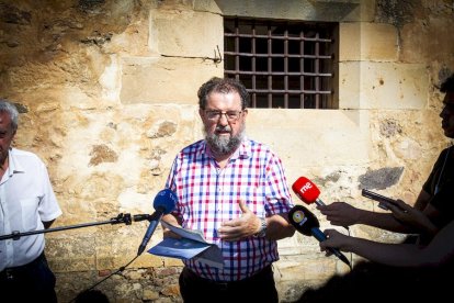 Primer día de Expoesía, homenaje en la tumba de Leonor - MARIO TEJEDOR (5)