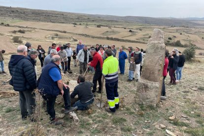 Levantamiento del dólmen en Carrascosa (1)