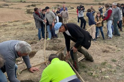 Levantamiento del dólmen en Carrascosa (5)