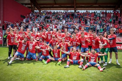 El Numancia celebrando el ascenso a Primera RFEF. GONZALO MONTESEGURO