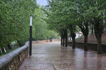 La inundación dejó varios coches atrapados en el Soto Playa. GONZALO MONTESEGURO