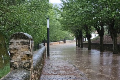 La inundación dejó varios coches atrapados en el Soto Playa. GONZALO MONTESEGURO