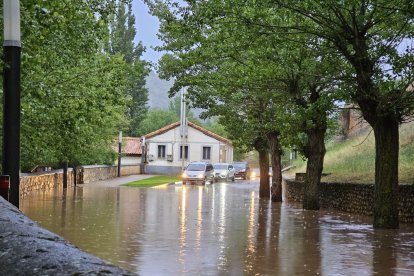 La inundación dejó varios coches atrapados en el Soto Playa. GONZALO MONTESEGURO