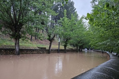 La inundación dejó varios coches atrapados en el Soto Playa. GONZALO MONTESEGURO