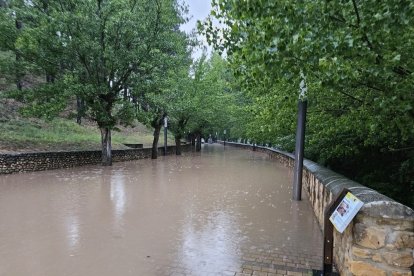La inundación dejó varios coches atrapados en el Soto Playa. GONZALO MONTESEGURO