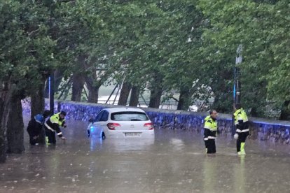 La inundación dejó varios coches atrapados en el Soto Playa. GONZALO MONTESEGURO