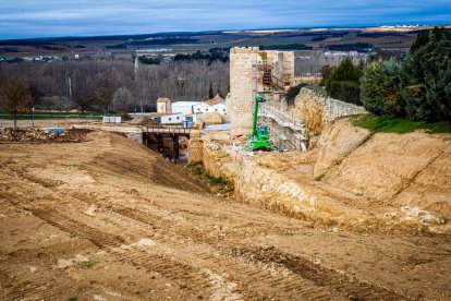 Obras de puesta en valor de la muralla de Almazán. MARIO TEJEDOR (1)