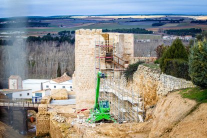 Obras de puesta en valor de la muralla de Almazán. MARIO TEJEDOR (2)