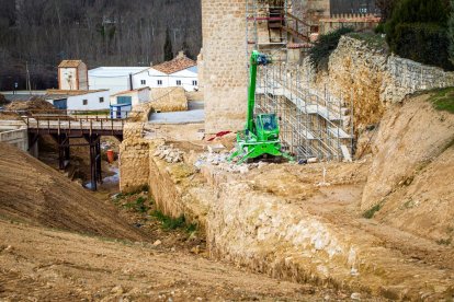 Obras de puesta en valor de la muralla de Almazán. MARIO TEJEDOR (4)