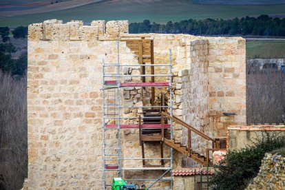 Obras de puesta en valor de la muralla de Almazán. MARIO TEJEDOR (5)