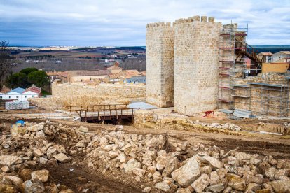 Obras de puesta en valor de la muralla de Almazán. MARIO TEJEDOR (7)