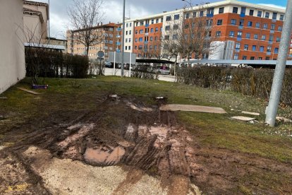 Zona embarrada por la que deben salir algunas ambulancias del hospital Virgen del Mirón de Soria. HDS