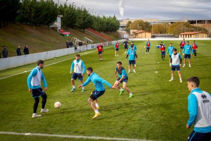 Intenso entrenamiento del CD Numancia. MARIO TEJEDOR (51)