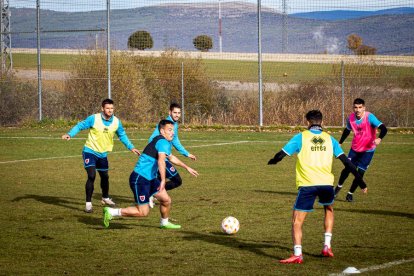 Intenso entrenamiento del CD Numancia. MARIO TEJEDOR (1)