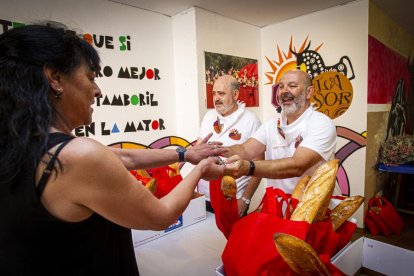 Reparto de tajadas del Domingo de calderas - MARIO TEJEDOR (2)