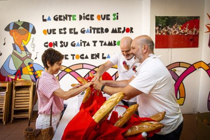 Reparto de tajadas del Domingo de calderas - MARIO TEJEDOR (5)