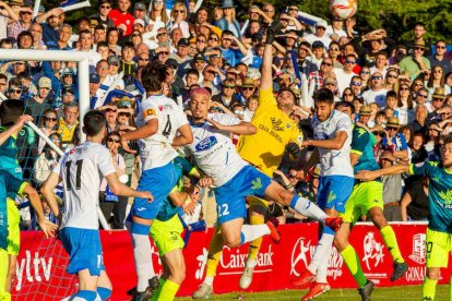 Imagen del partido del play off de ascenso entre el Almazán y el Tordesillas. MARIO TEJEDOR