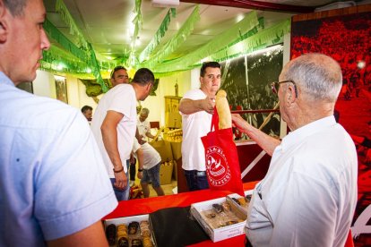 Reparto de tajadas del Domingo de calderas - MARIO TEJEDOR (13)