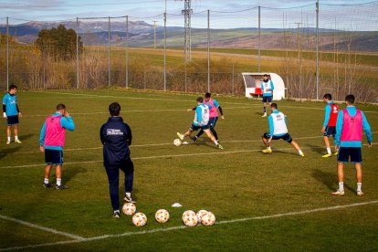 Intenso entrenamiento del CD Numancia. MARIO TEJEDOR (11)