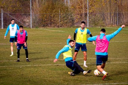 Intenso entrenamiento del CD Numancia. MARIO TEJEDOR (19)