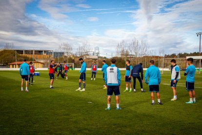 Intenso entrenamiento del CD Numancia. MARIO TEJEDOR (24)