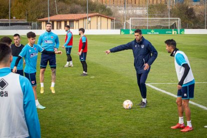 Intenso entrenamiento del CD Numancia. MARIO TEJEDOR (26)