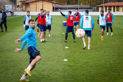 Intenso entrenamiento del CD Numancia. MARIO TEJEDOR (32)