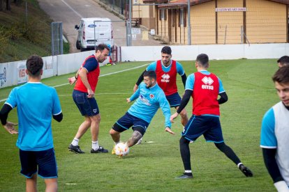 Intenso entrenamiento del CD Numancia. MARIO TEJEDOR (34)