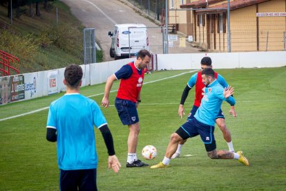 Intenso entrenamiento del CD Numancia. MARIO TEJEDOR (33)