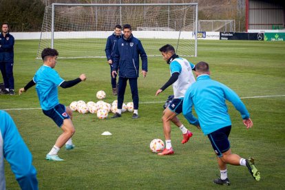 Intenso entrenamiento del CD Numancia. MARIO TEJEDOR (37)