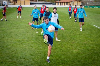 Intenso entrenamiento del CD Numancia. MARIO TEJEDOR (38)