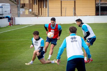 Intenso entrenamiento del CD Numancia. MARIO TEJEDOR (39)