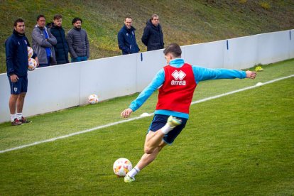Intenso entrenamiento del CD Numancia. MARIO TEJEDOR (42)