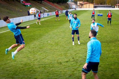 Intenso entrenamiento del CD Numancia. MARIO TEJEDOR (48)