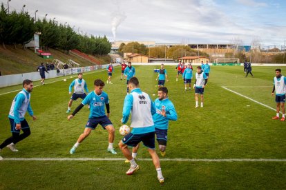 Intenso entrenamiento del CD Numancia. MARIO TEJEDOR (47)