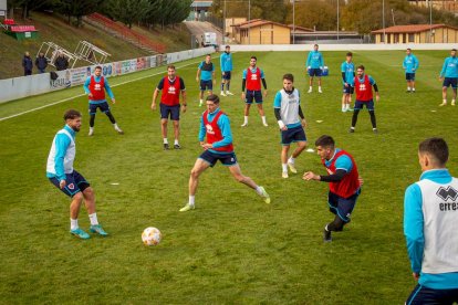 Intenso entrenamiento del CD Numancia. MARIO TEJEDOR (52)