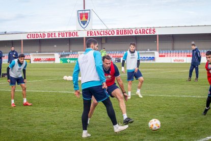 Intenso entrenamiento del CD Numancia. MARIO TEJEDOR (61)